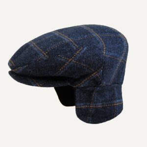 Gorra de orejeras azul con líneas naranjas