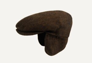 gorra marrón de espiga fina con orejeras